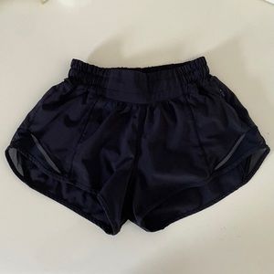 lululemon black hotty hot shorts 2.5 inch